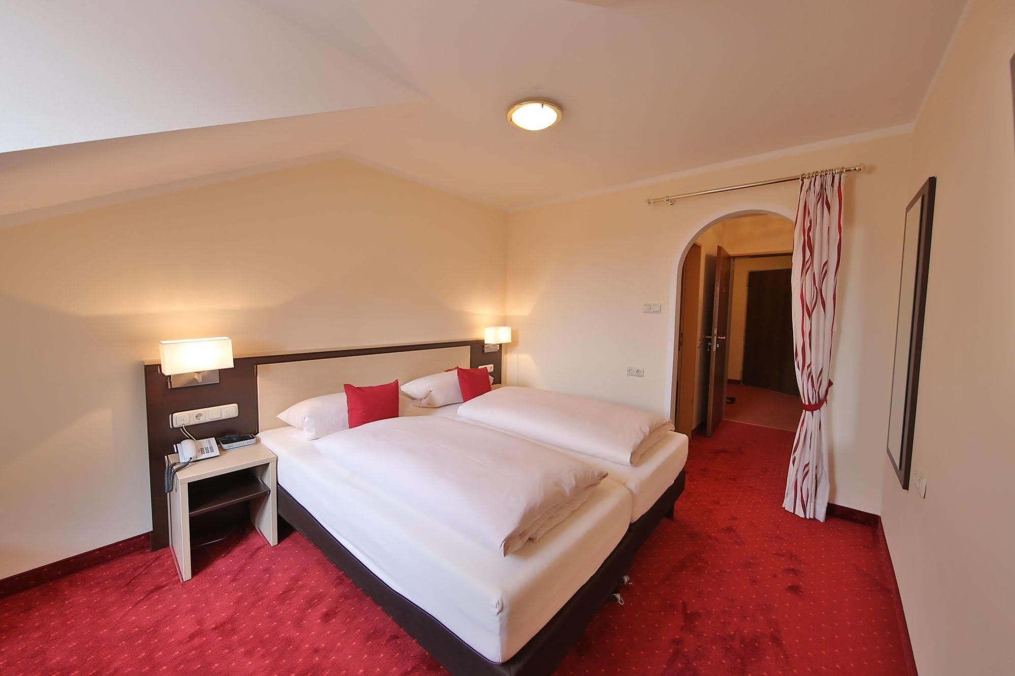 Hotel Bockmaier Oberpframmern Kültér fotó